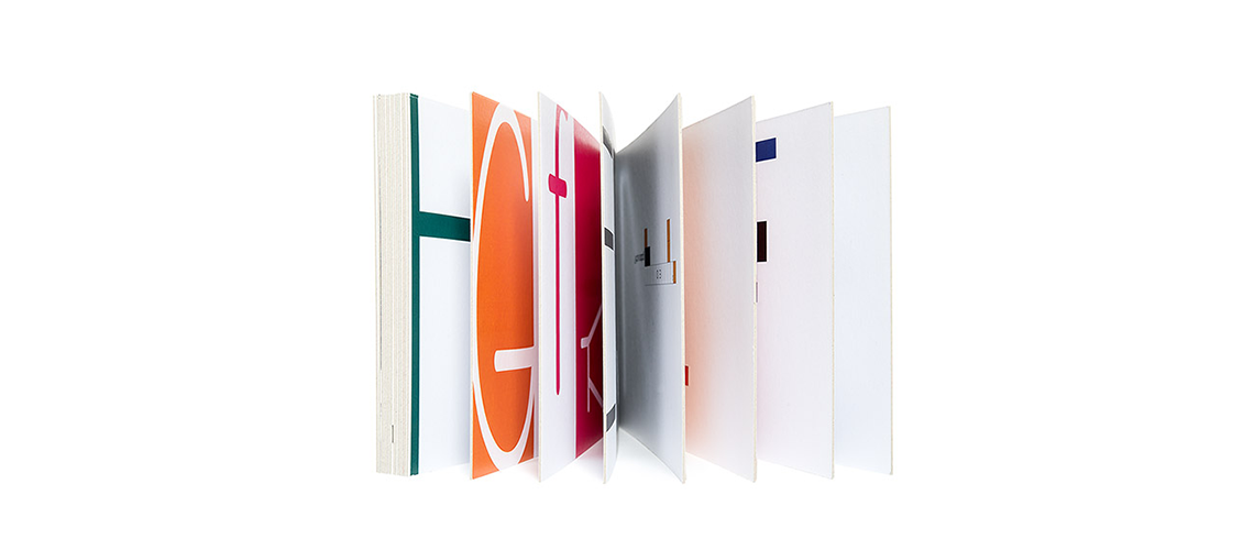 Immagine del progetto Di Segni Minimali, abbecedario illustrato per bambini con lettere accompagnate da segni grafici essenziali e forme astratte, stile minimale e giocoso.