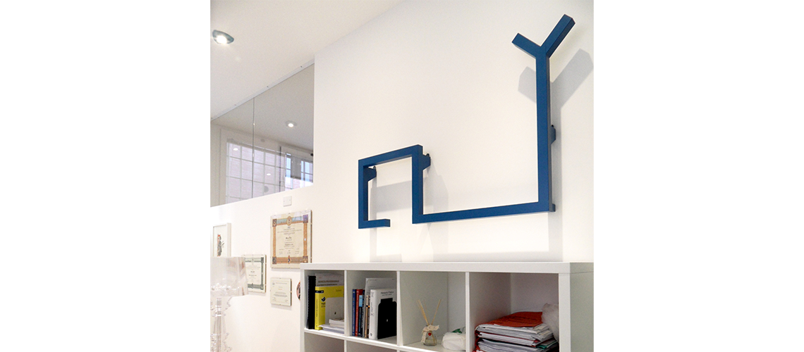 Balena di design ispirata al progetto Di Segni Minimali, forme astratte e minimali trasformate in animali d’arredo, tra illustrazione e complemento decorativo, stile essenziale e ludico.