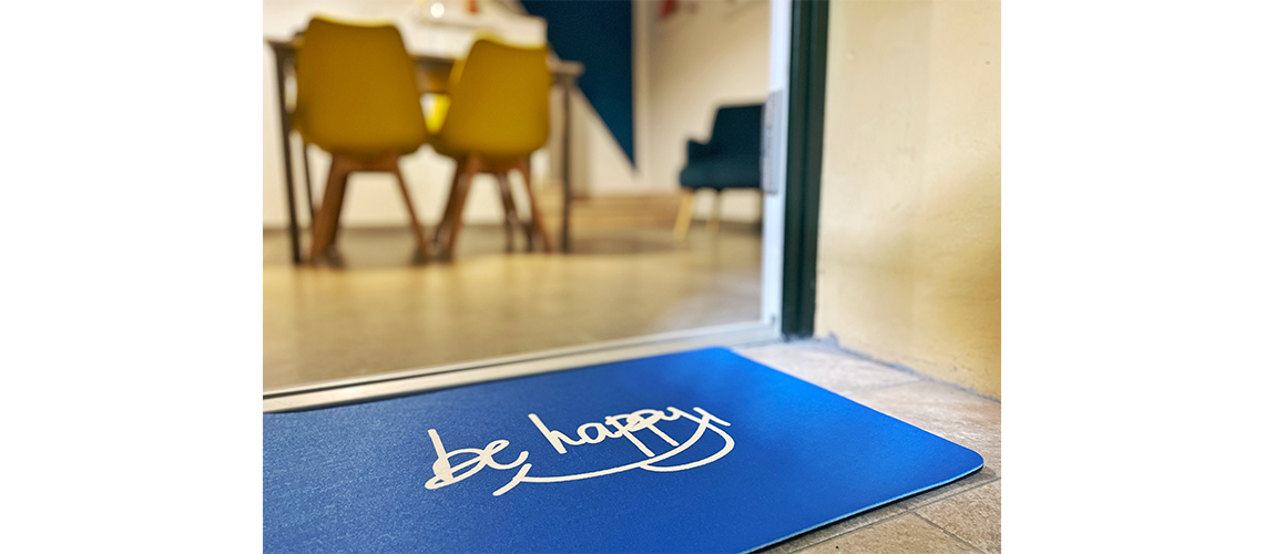 Logotipo per appartamenti turistici, design minimale con elementi grafici accoglienti e lettering morbido, pensato per comunicare ospitalità, comfort e identità del luogo.