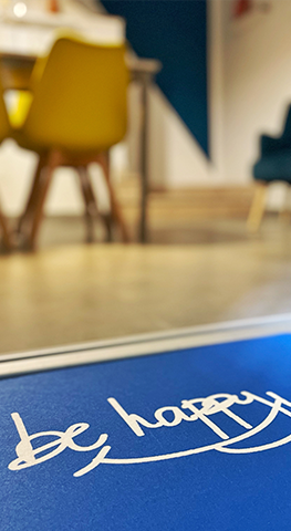 Logo Be Happy, lettering creativo e colorato per appartamento turistico a Bologna